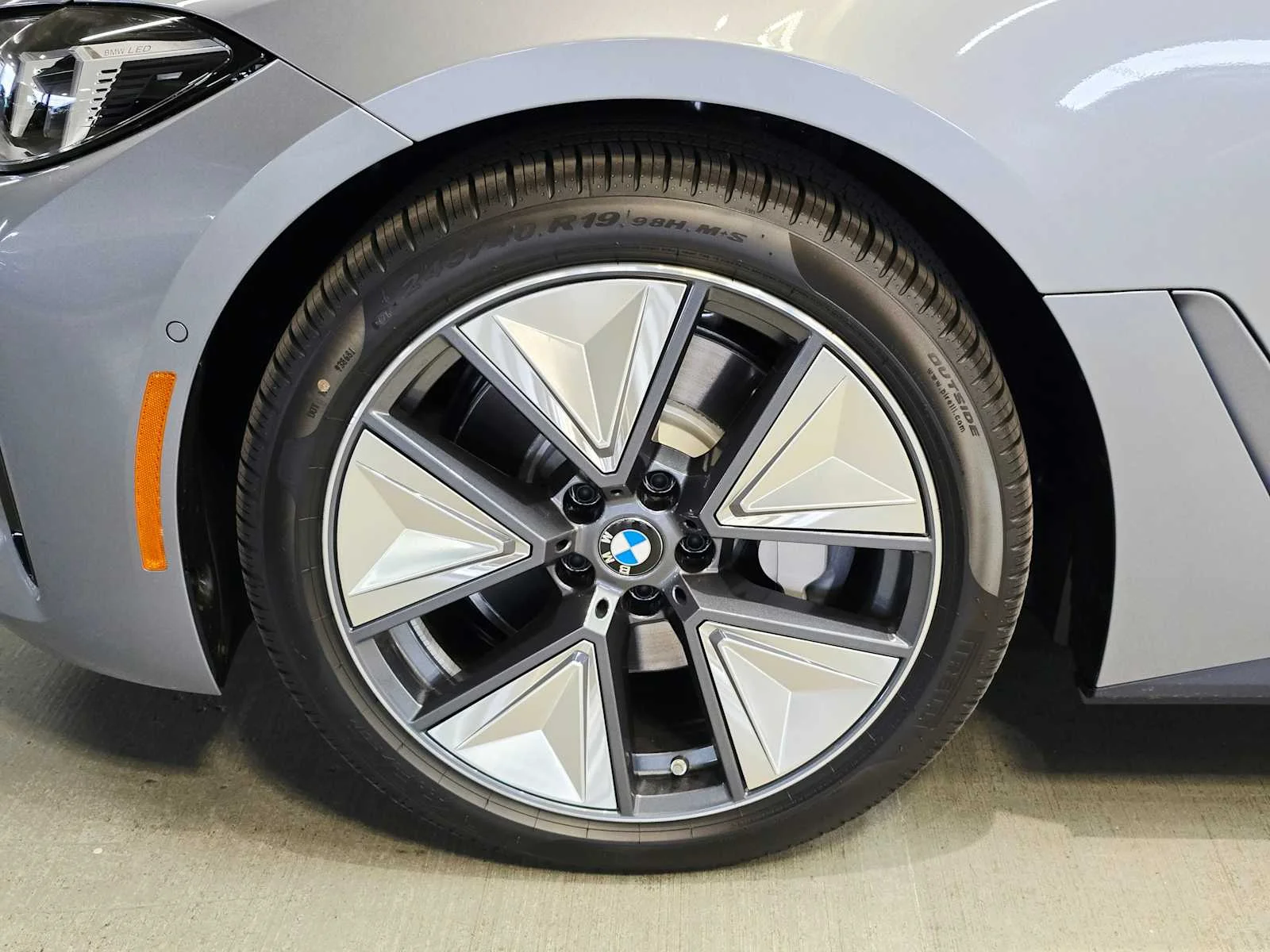 New 2026 Skyscraper Grey Metallic BMW xDrive40 image 8