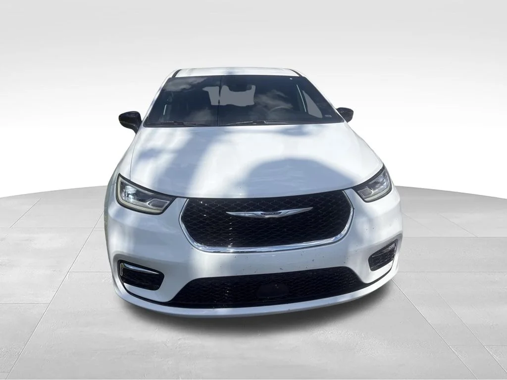 Used 2025 White/off-white Chrysler Select image 3