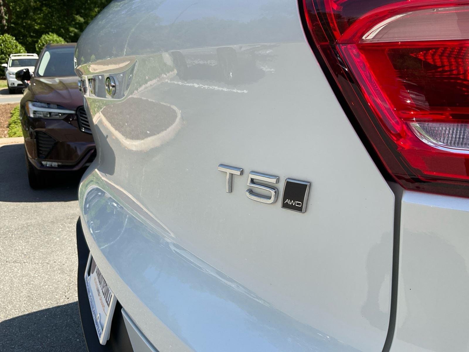 Used 2022 Crystal White Metallic Volvo R-Design image 17
