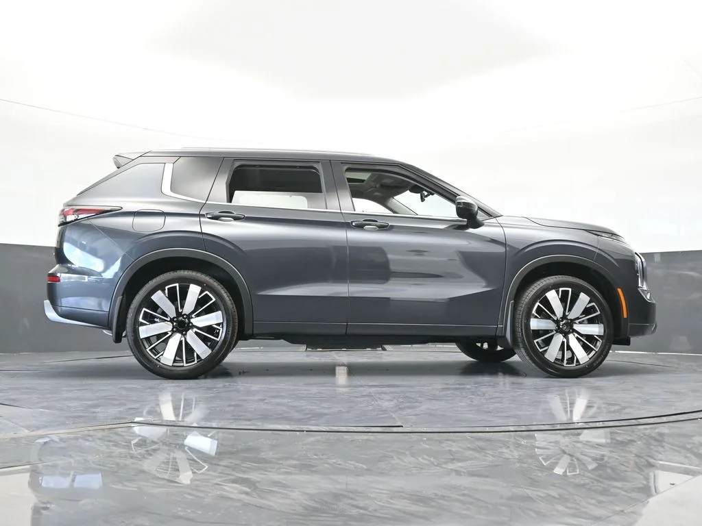 New 2026 Gray Mitsubishi SEL image 72