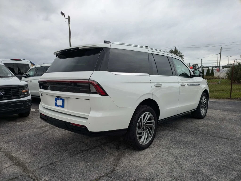 Used 2026 Pristine White Lincoln Reserve image 5
