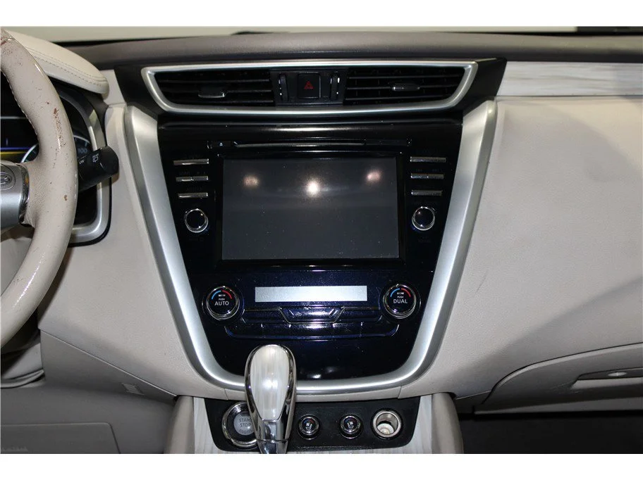 Used 2017 Pearl White Nissan Platinum image 16