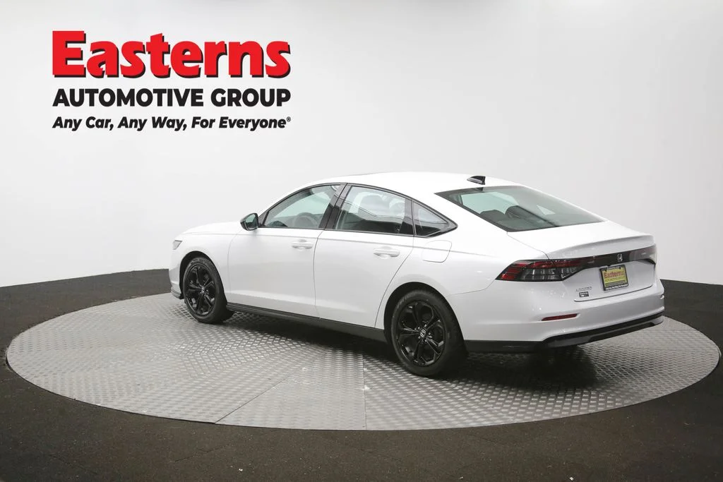 Used 2025 White Honda SE image 63