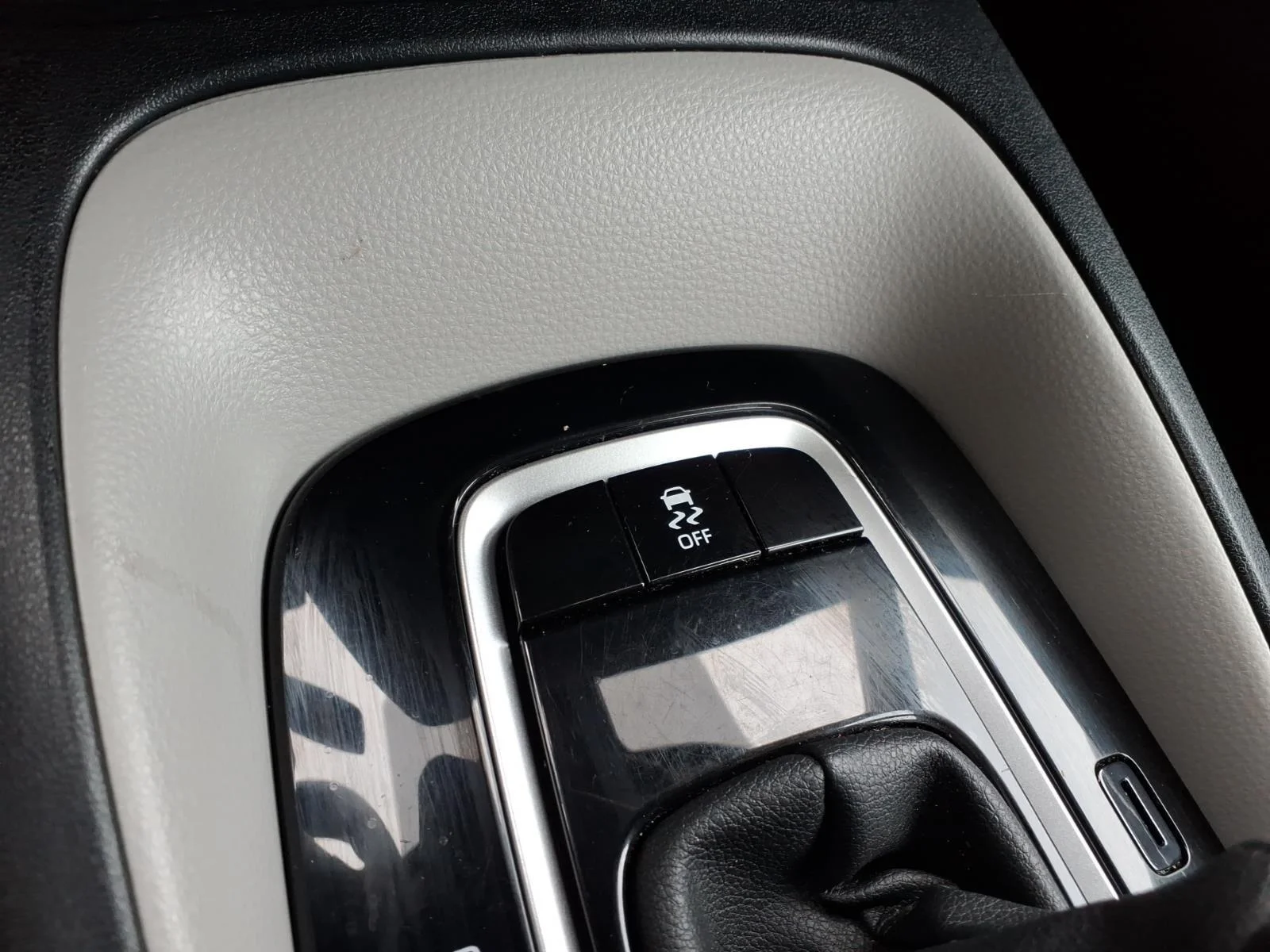Used 2020 Classic Silver Metallic Toyota L image 6
