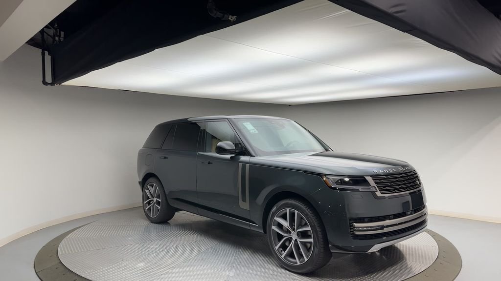 Used 2024  Land Rover SE image 2