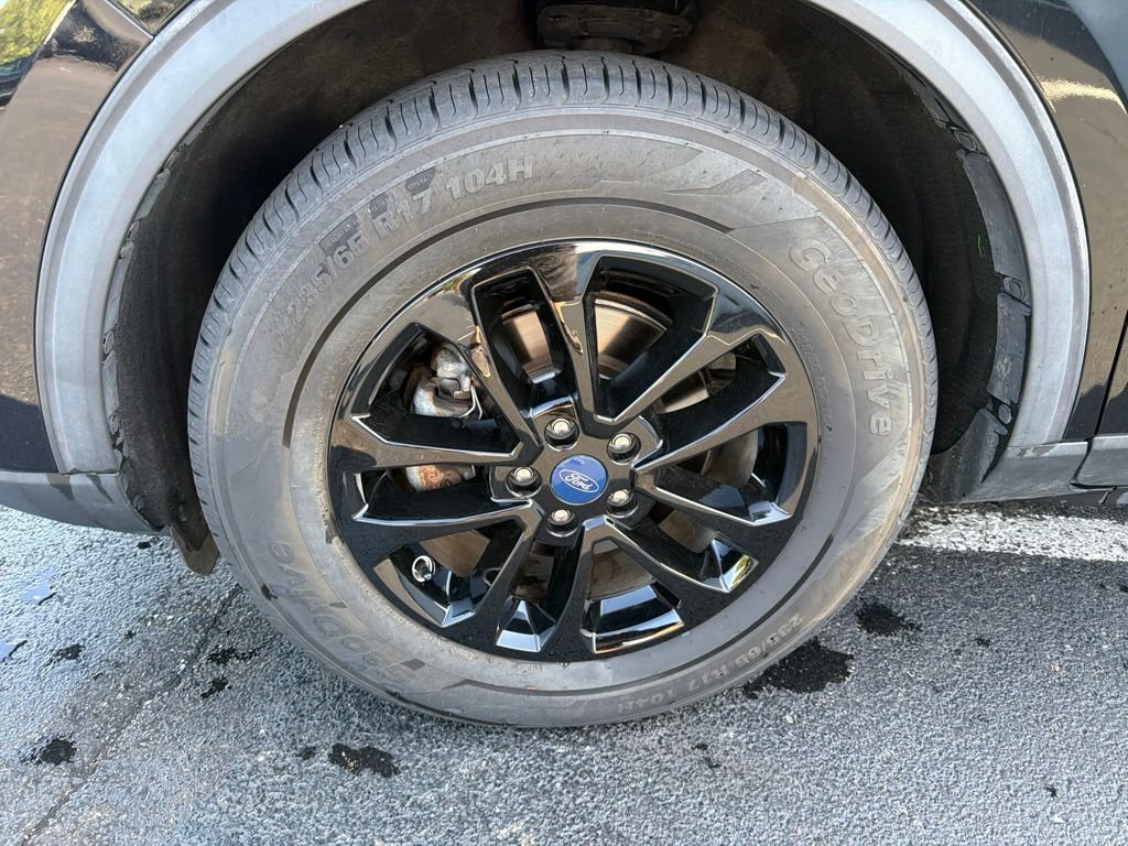 Used 2020 Black Metallic Ford SE image 10