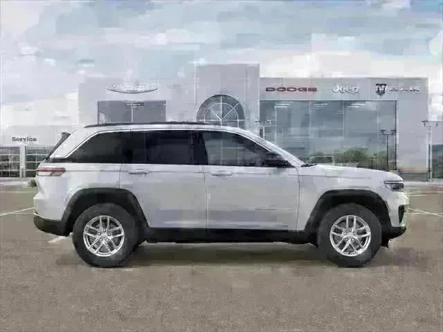 New 2025 Bright White Clear-Coat Exterior Paint Jeep Laredo X image 88