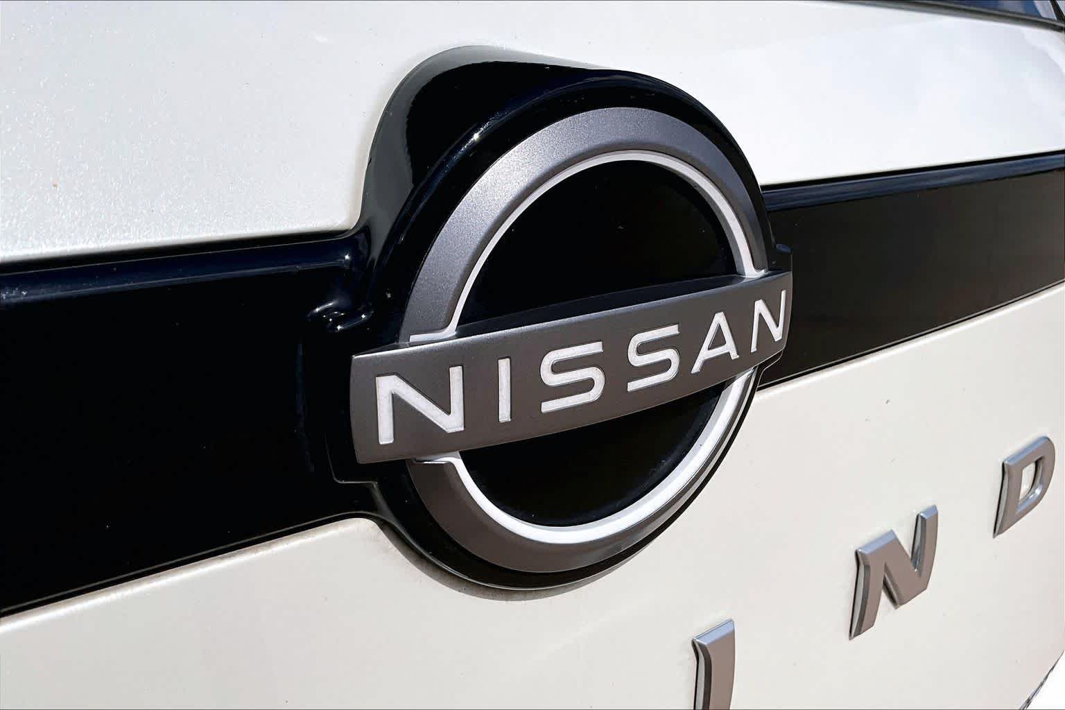 Used 2022 Pearl White Tricoat Nissan Platinum image 30