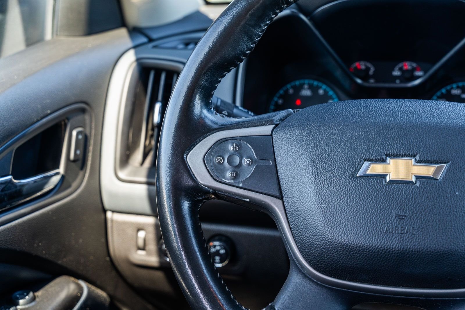 Used 2015 Silver Chevrolet Z71 image 24