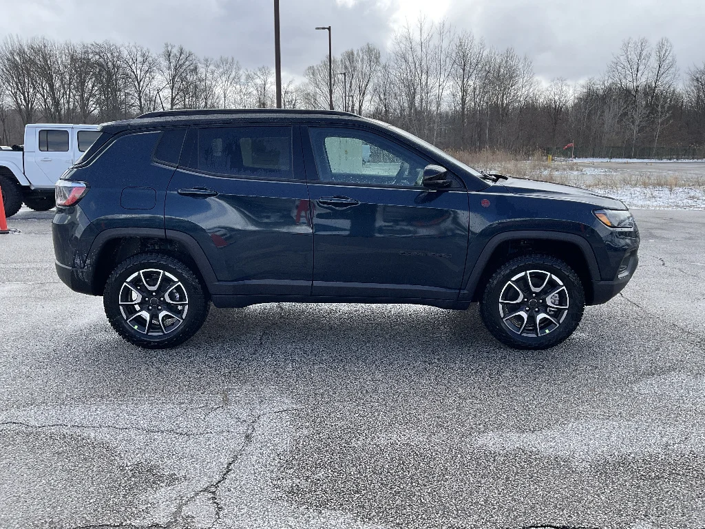 New 2026 Fathom Blue Pearl-Coat Exterior Paint Jeep Trailhawk image 4