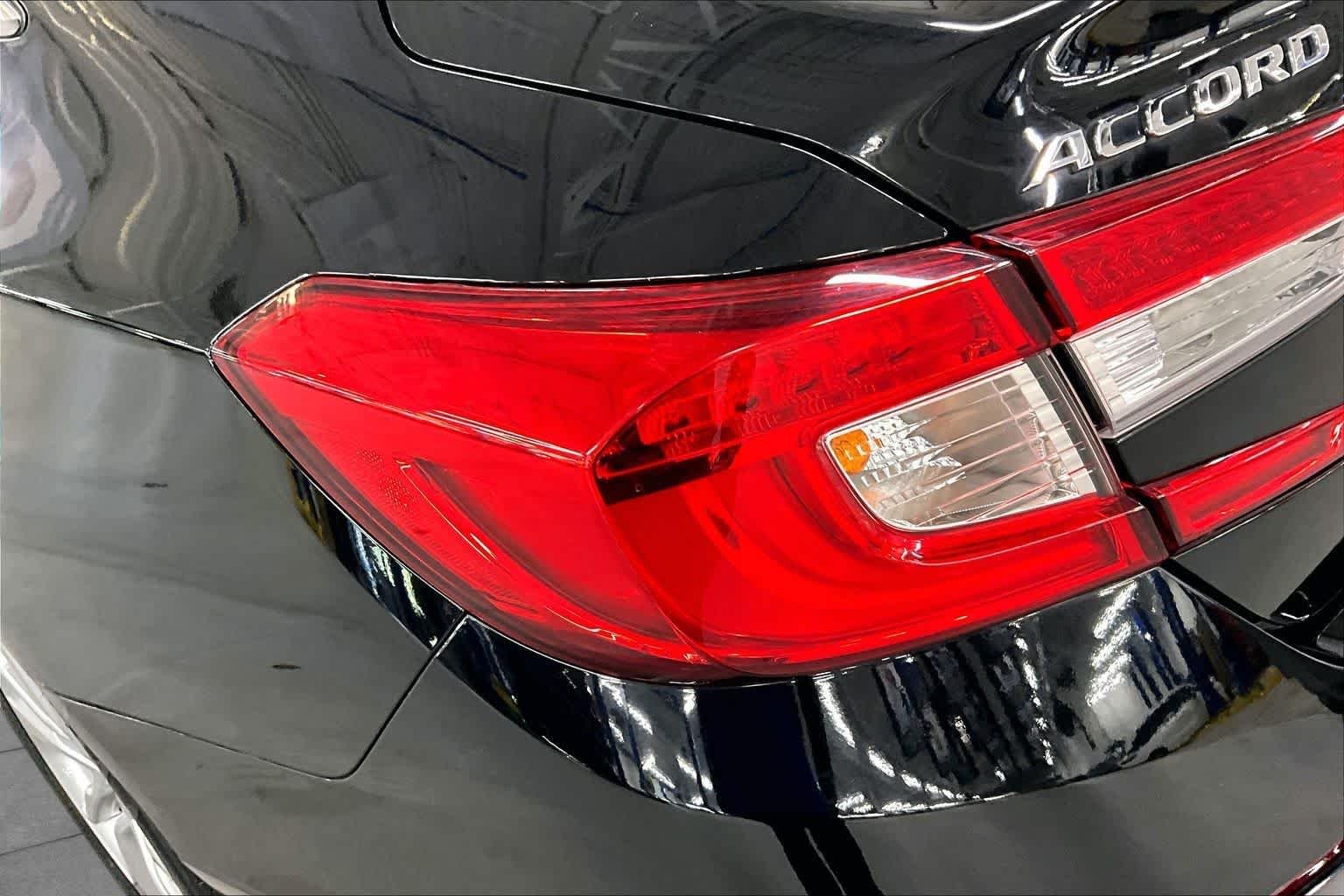 Used 2018 Crystal Black Pearl Honda LX 1.5T image 27