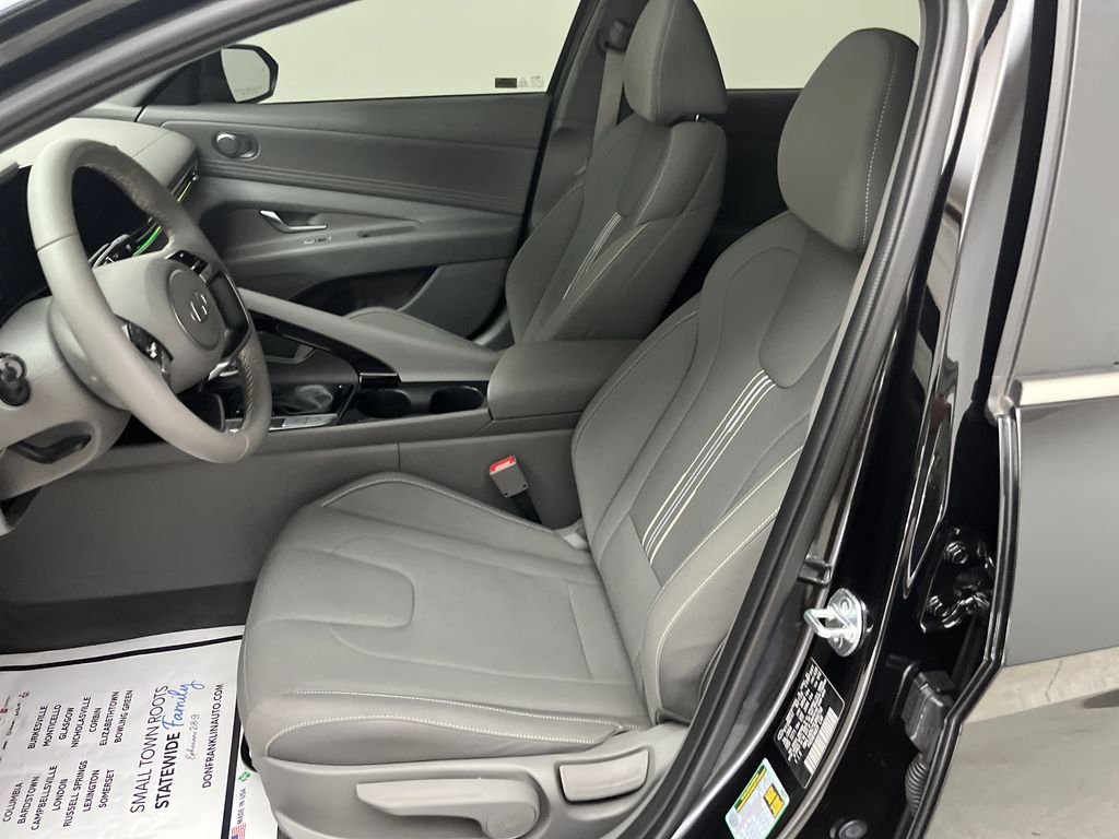 Used 2025 Black Hyundai SEL Convenience image 12