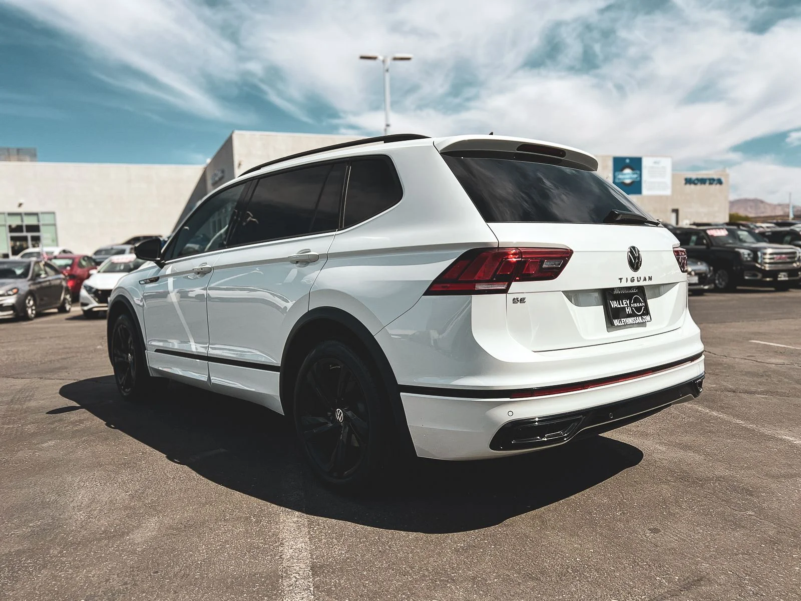 Used 2024 White Volkswagen 2.0T SE R-Line Black image 5