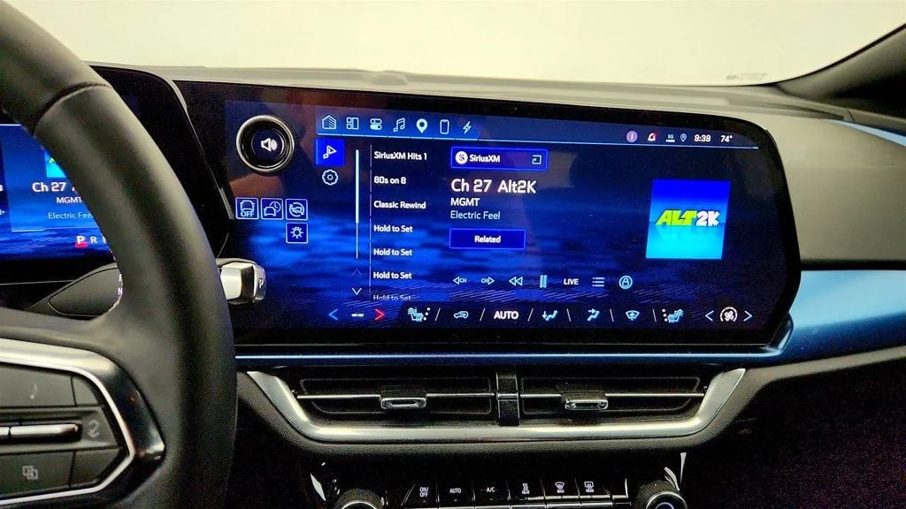 Used 2024 Iridescent Pearl Tricoat Chevrolet 4dr LT w/2LT image 17