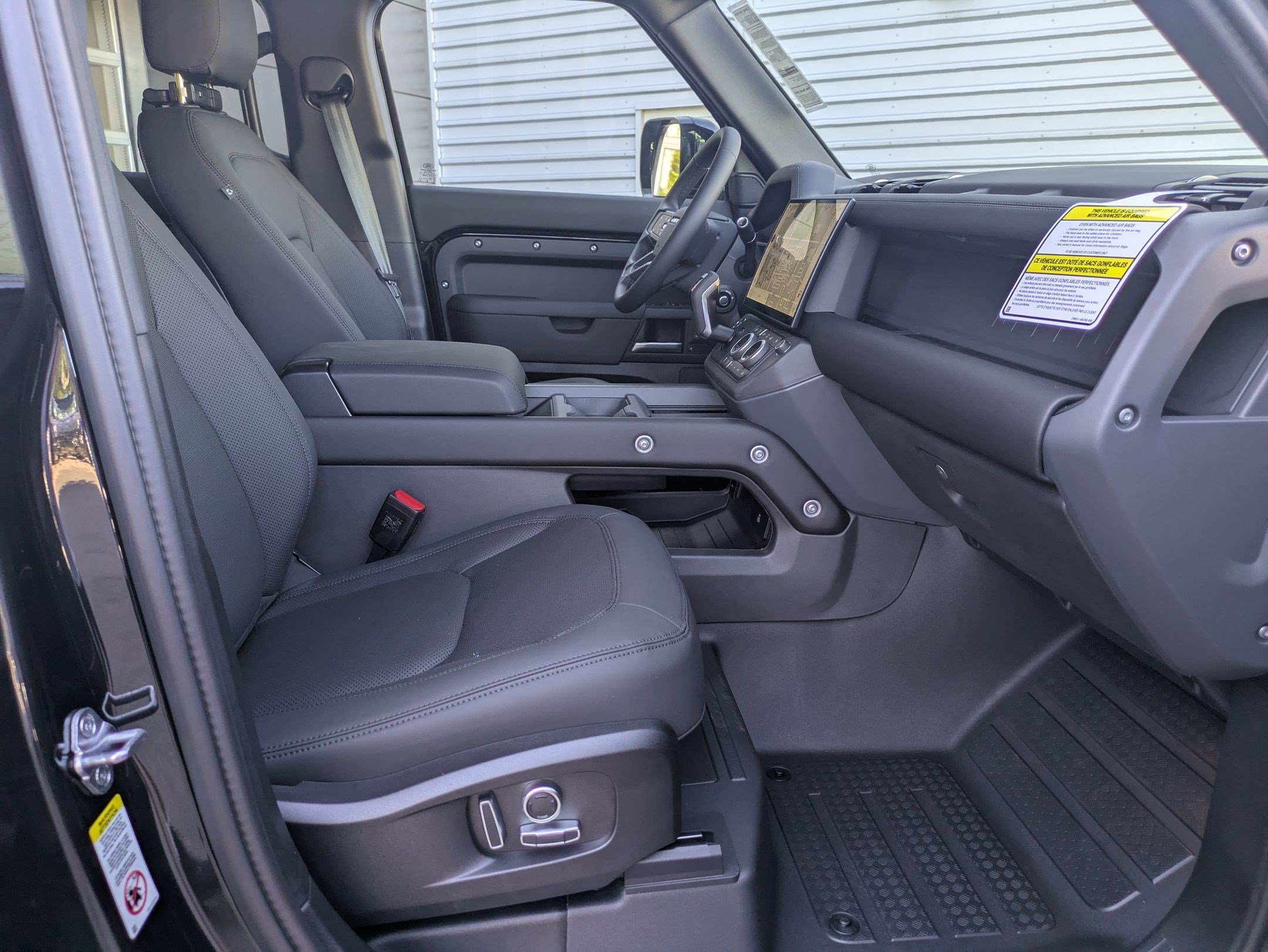 New 2026 Santorini Black Land Rover P400 X-Dynamic SE image 28