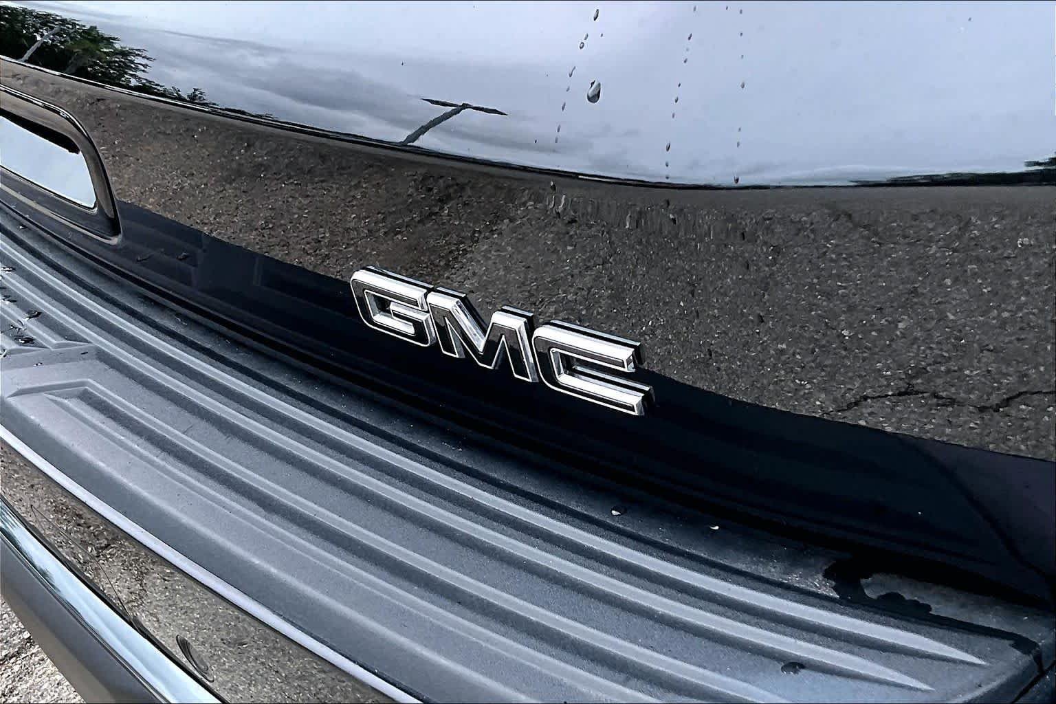 Used 2025 Onyx Black GMC Denali Ultimate image 10