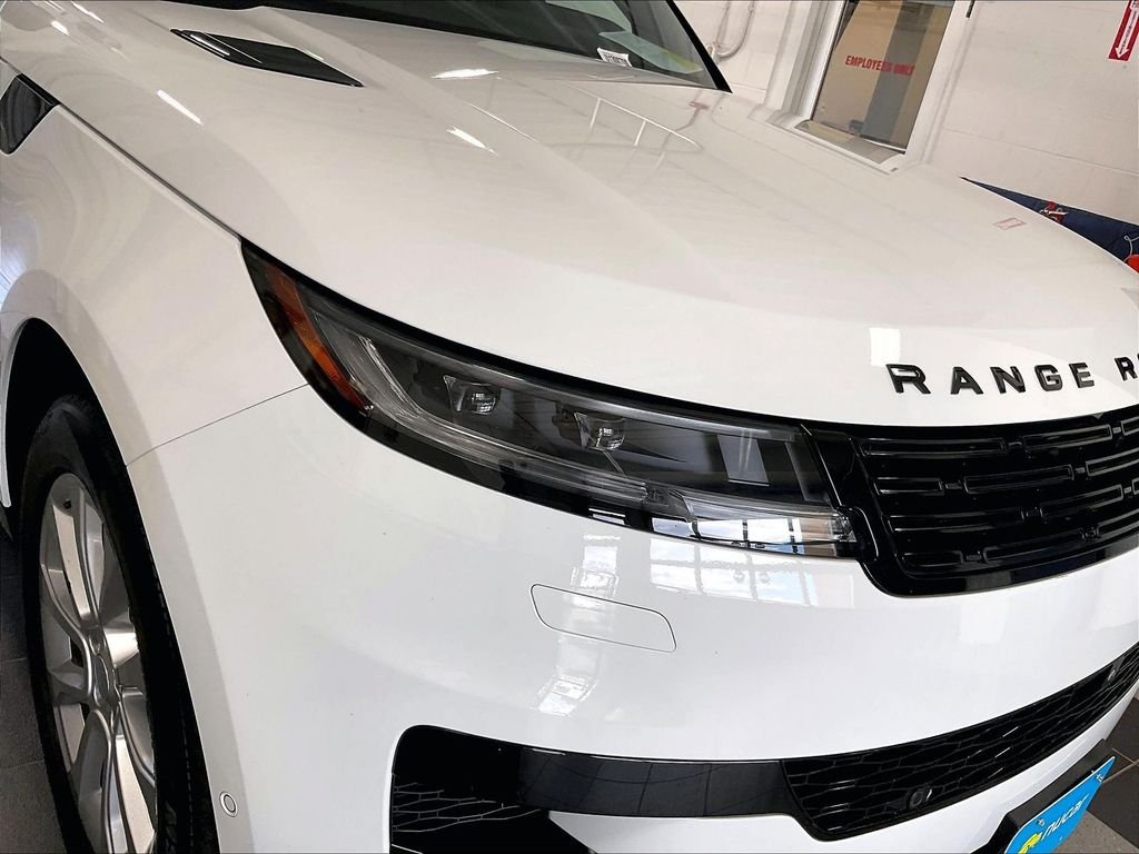 Used 2025 White Land Rover SE image 32