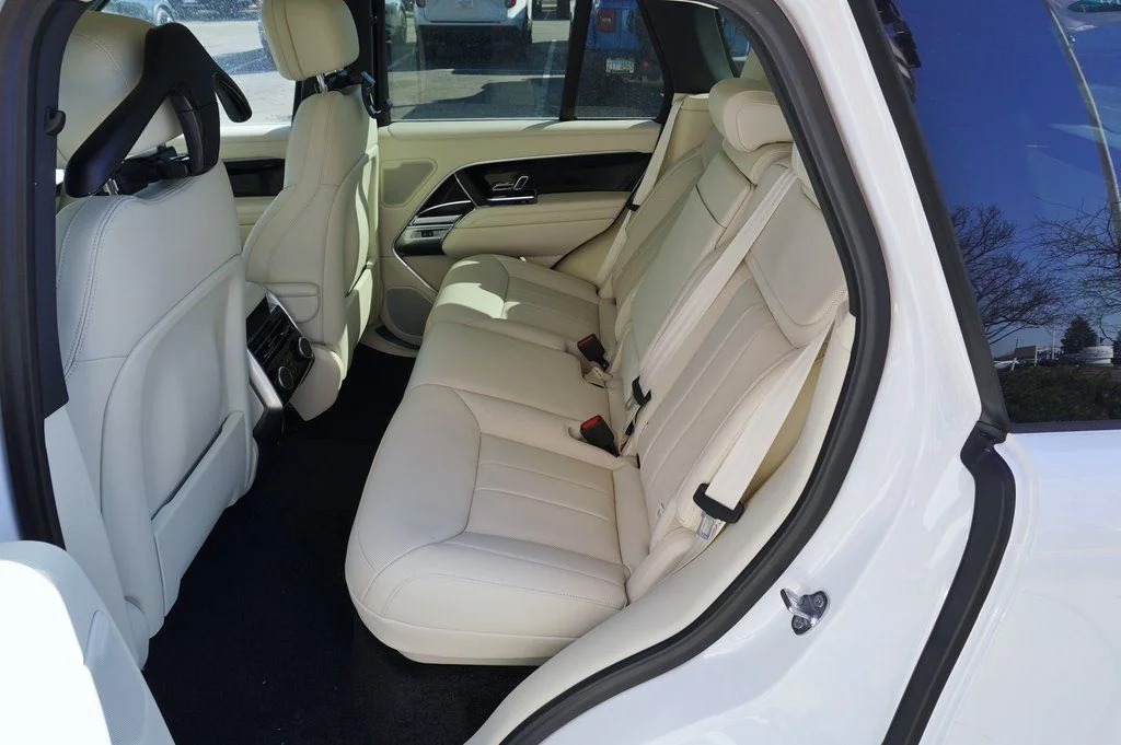 New 2026 Ostuni Pearl White Land Rover SE image 32