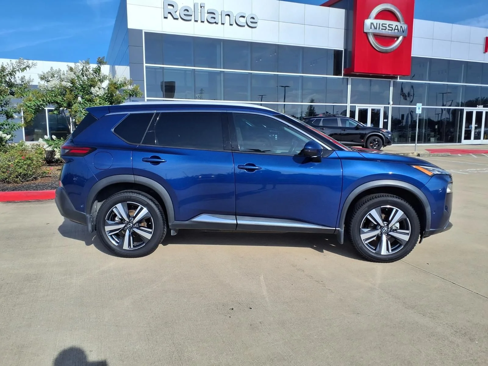 Used 2022 Blue Nissan SL image 7