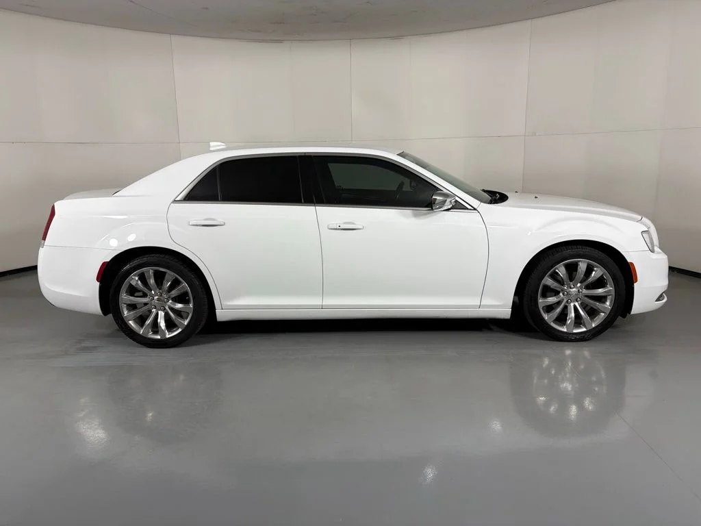 Used 2019 White Chrysler Touring image 9
