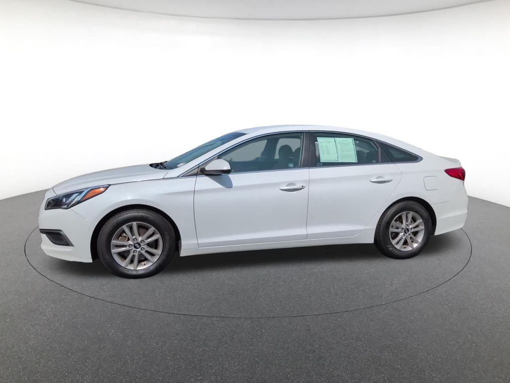 Used 2017 White Hyundai Base image 11