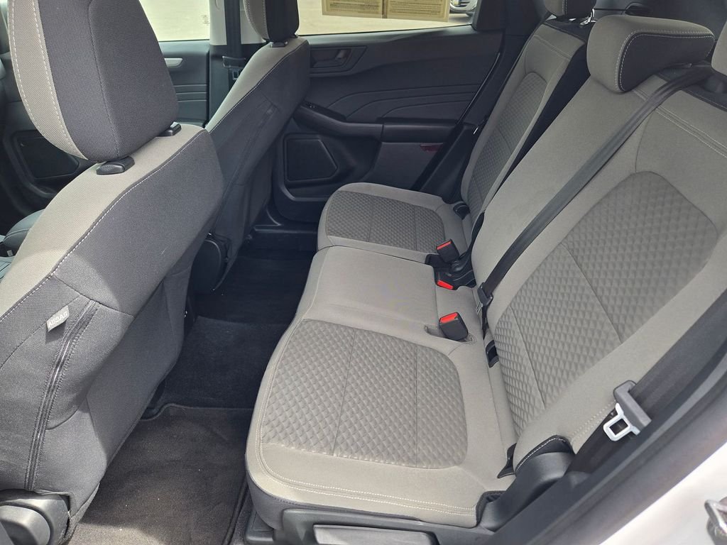 Used 2022 White Ford SE image 9
