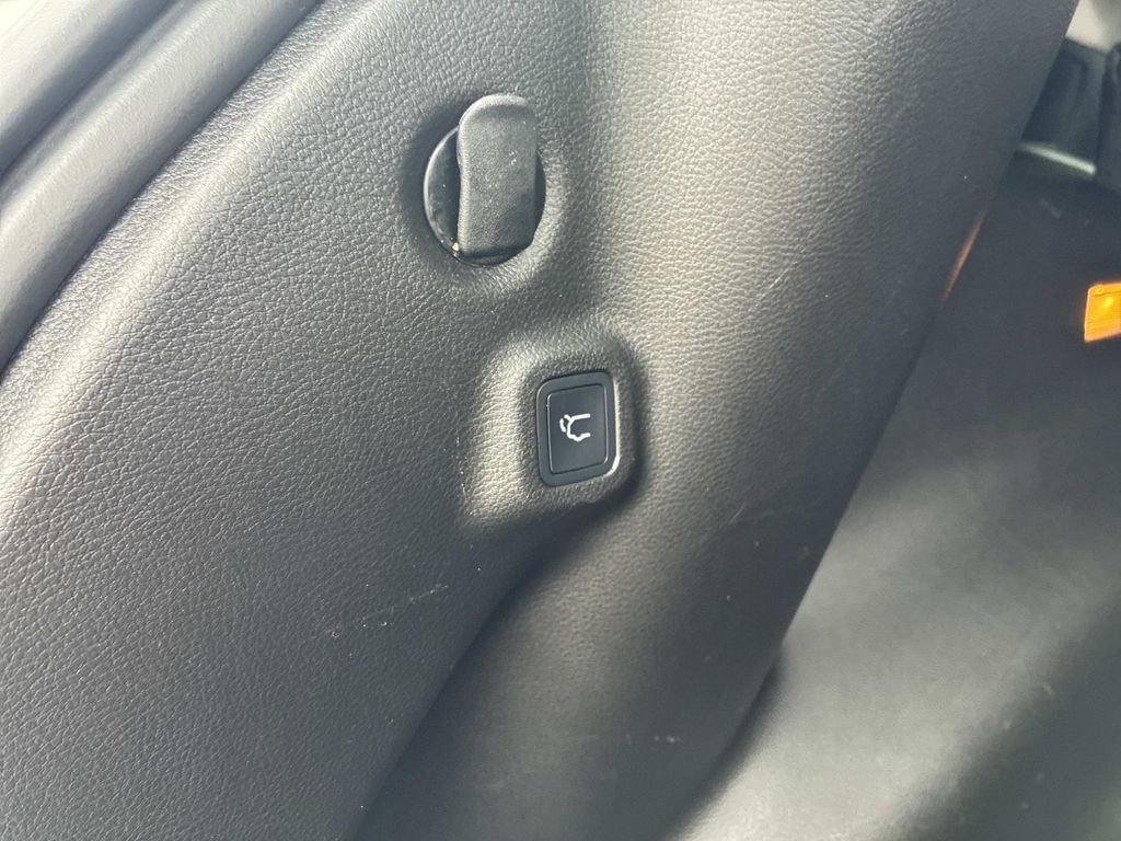 Used 2022 White Jeep Latitude image 15