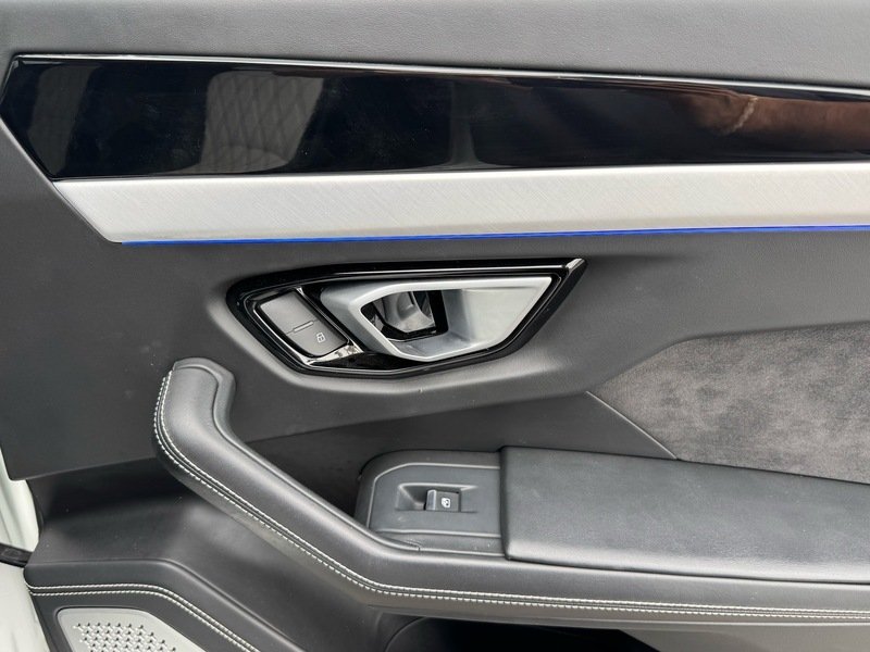 Used 2019  Lamborghini Base image 52