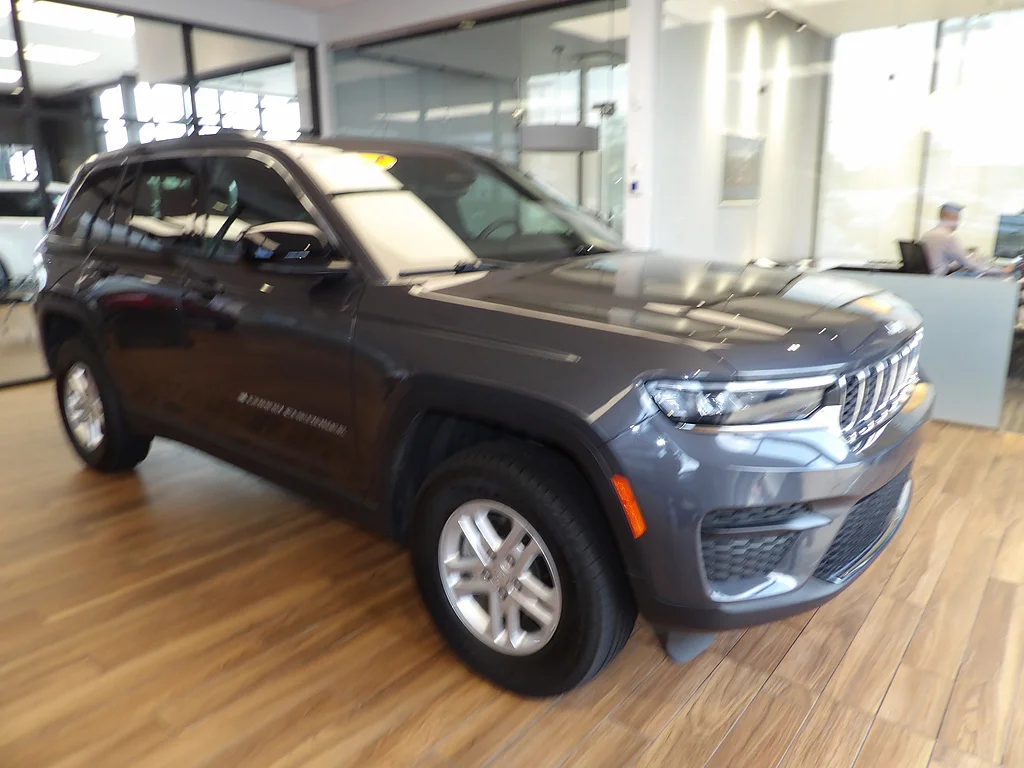 Used 2024 Baltic Gray Metallic Clear Coat Jeep Laredo image 3