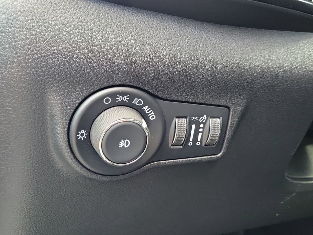 New 2026 Bright White Clearcoat Jeep Latitude image 16