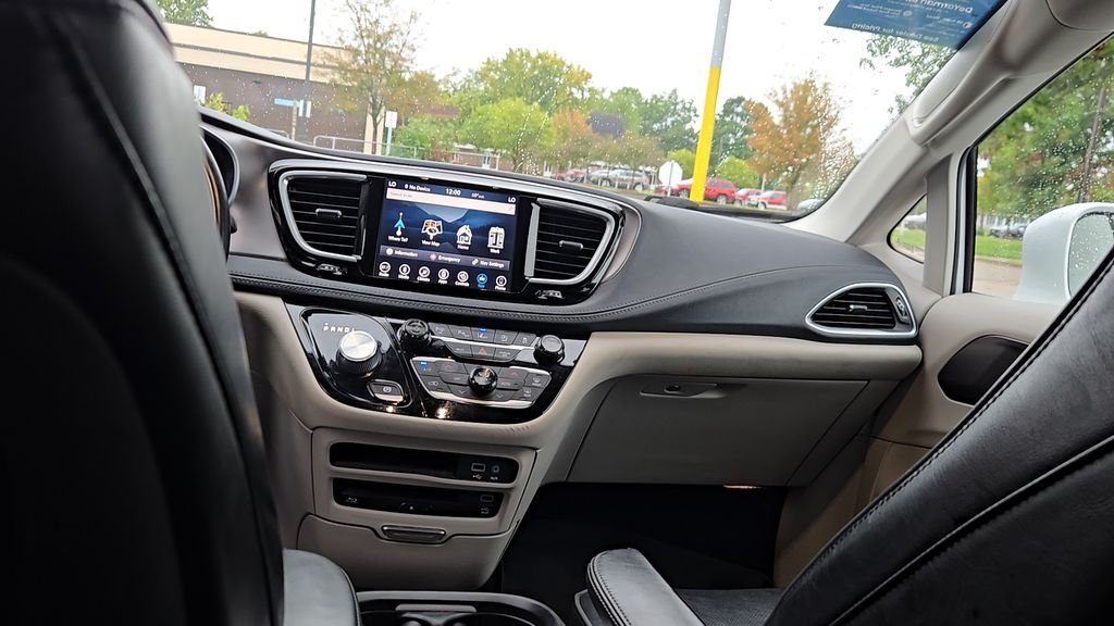 Used 2018 White Chrysler Limited image 21