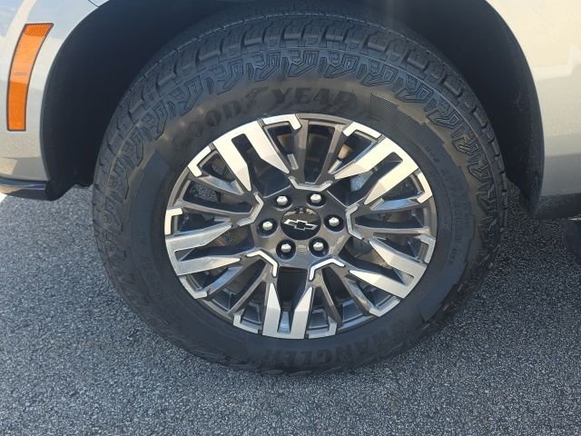 Used 2025 Gray Chevrolet Z71 image 9