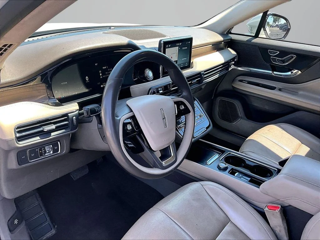 Used 2022 White Lincoln Reserve image 14