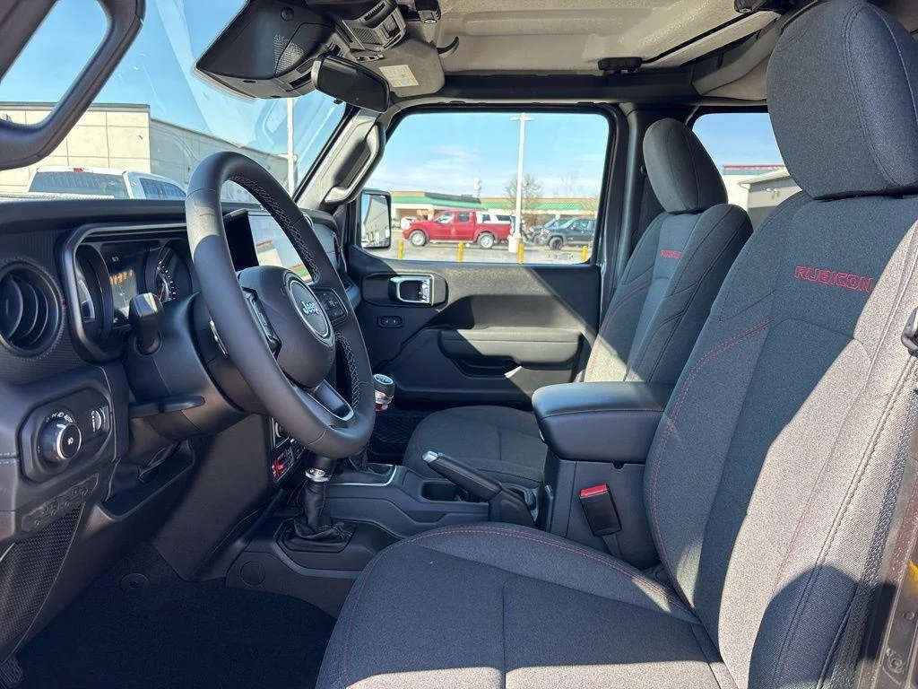 Used 2025  Jeep Rubicon image 32