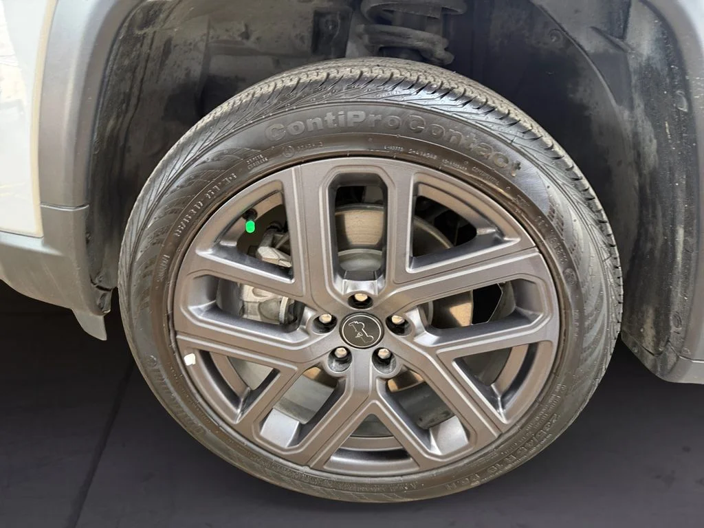 Used 2026 Silver Jeep Latitude image 9