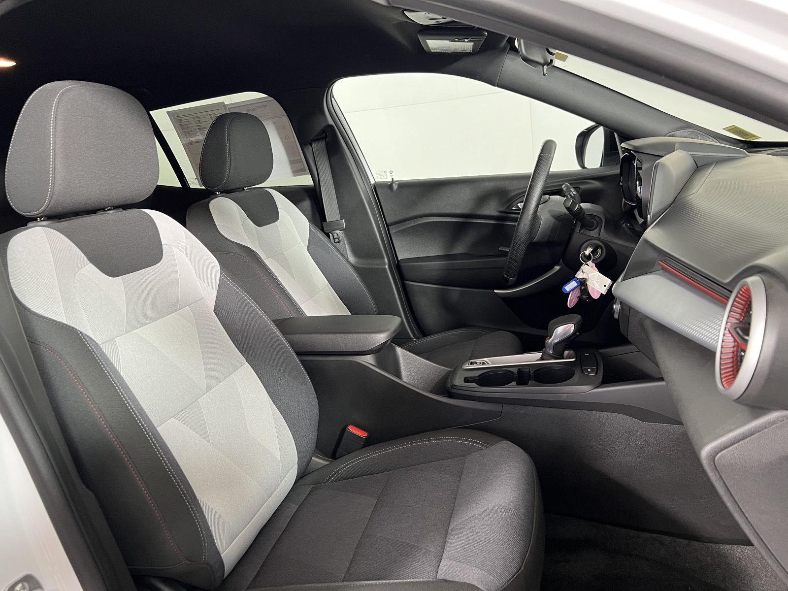 Used 2025 Summit White Chevrolet 1RS image 40