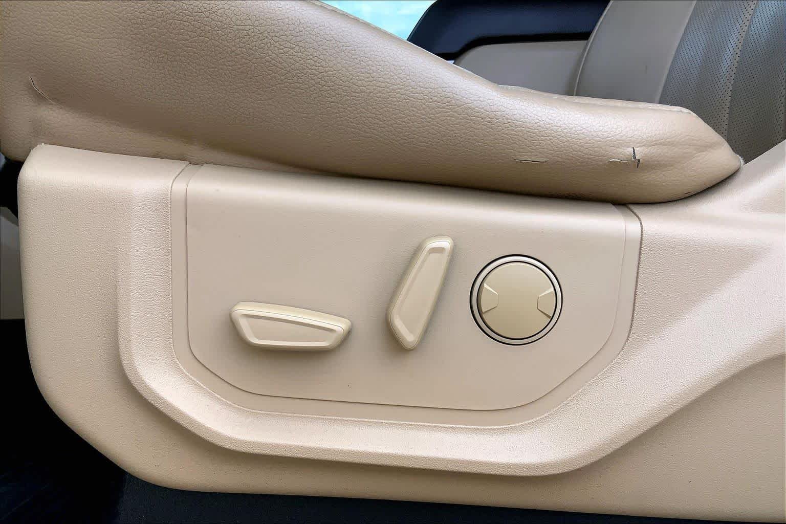 Used 2019 White Platinum Metallic Tri-Coat Ford LARIAT image 35