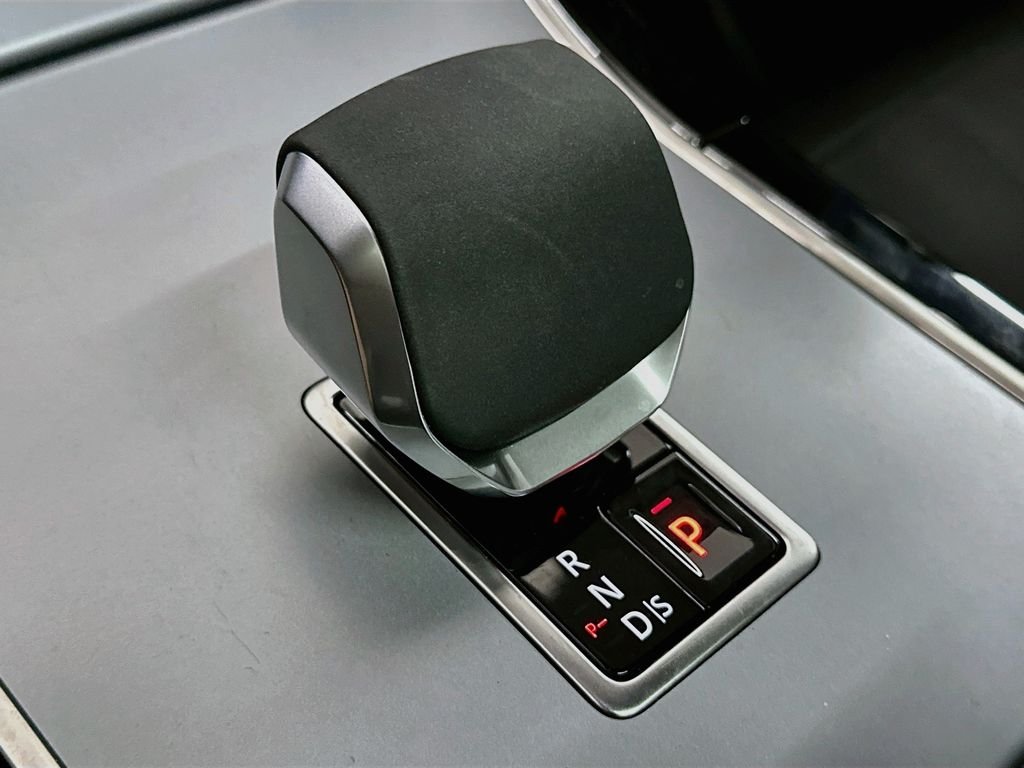 Used 2025  Land Rover S image 18