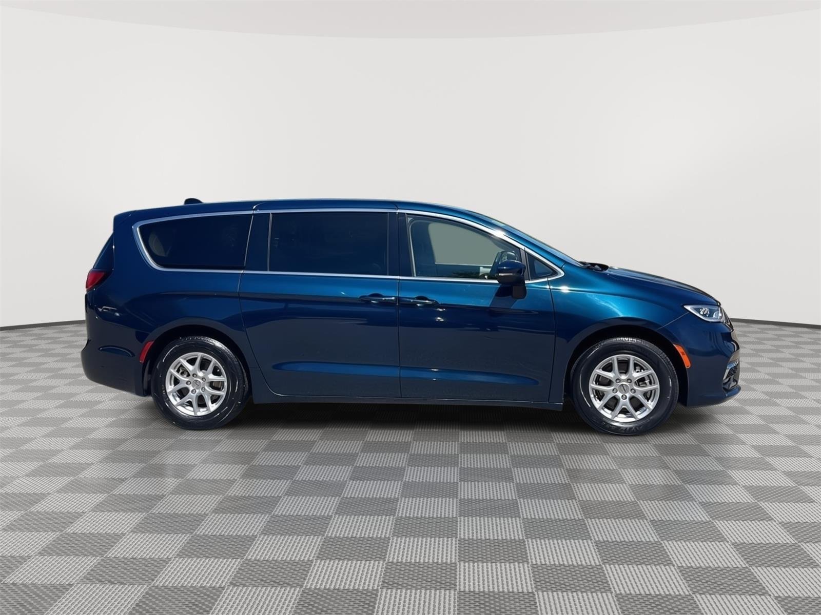 2023 Chrysler Pacifica Touring L - Photo 4