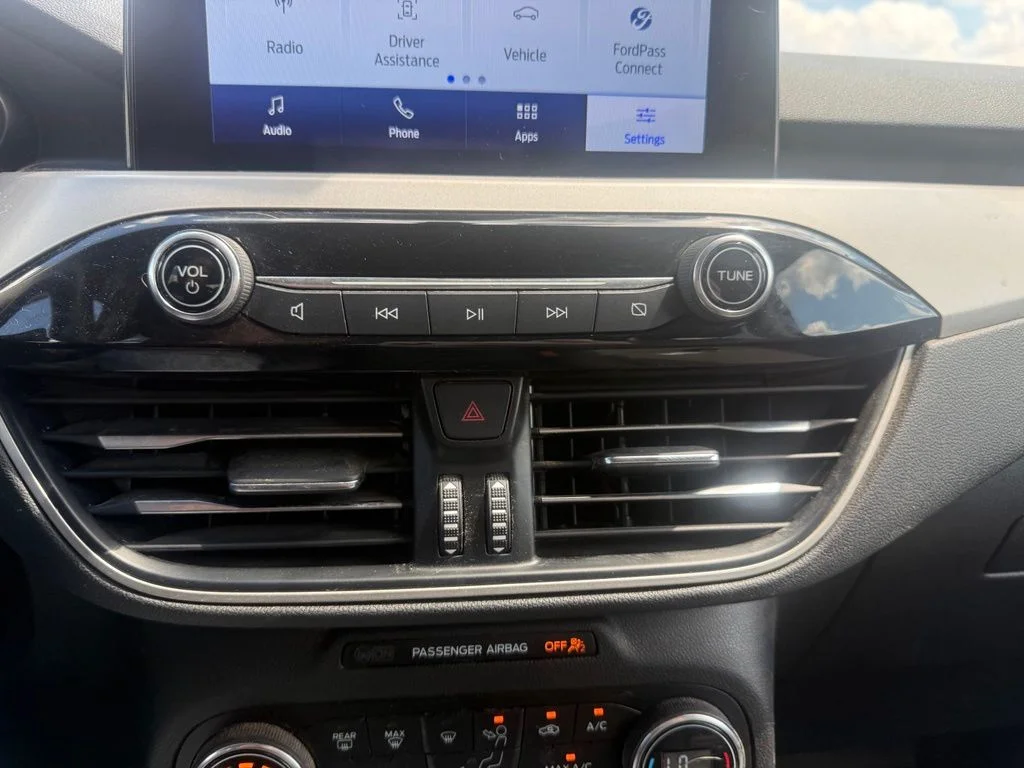 Used 2020 Black Ford SE image 28