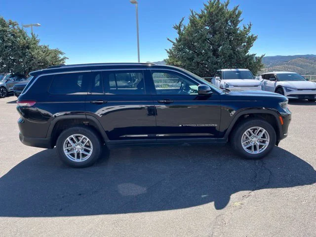 Used 2021 Diamond Black Crystal Pearlcoat Jeep Laredo image 6