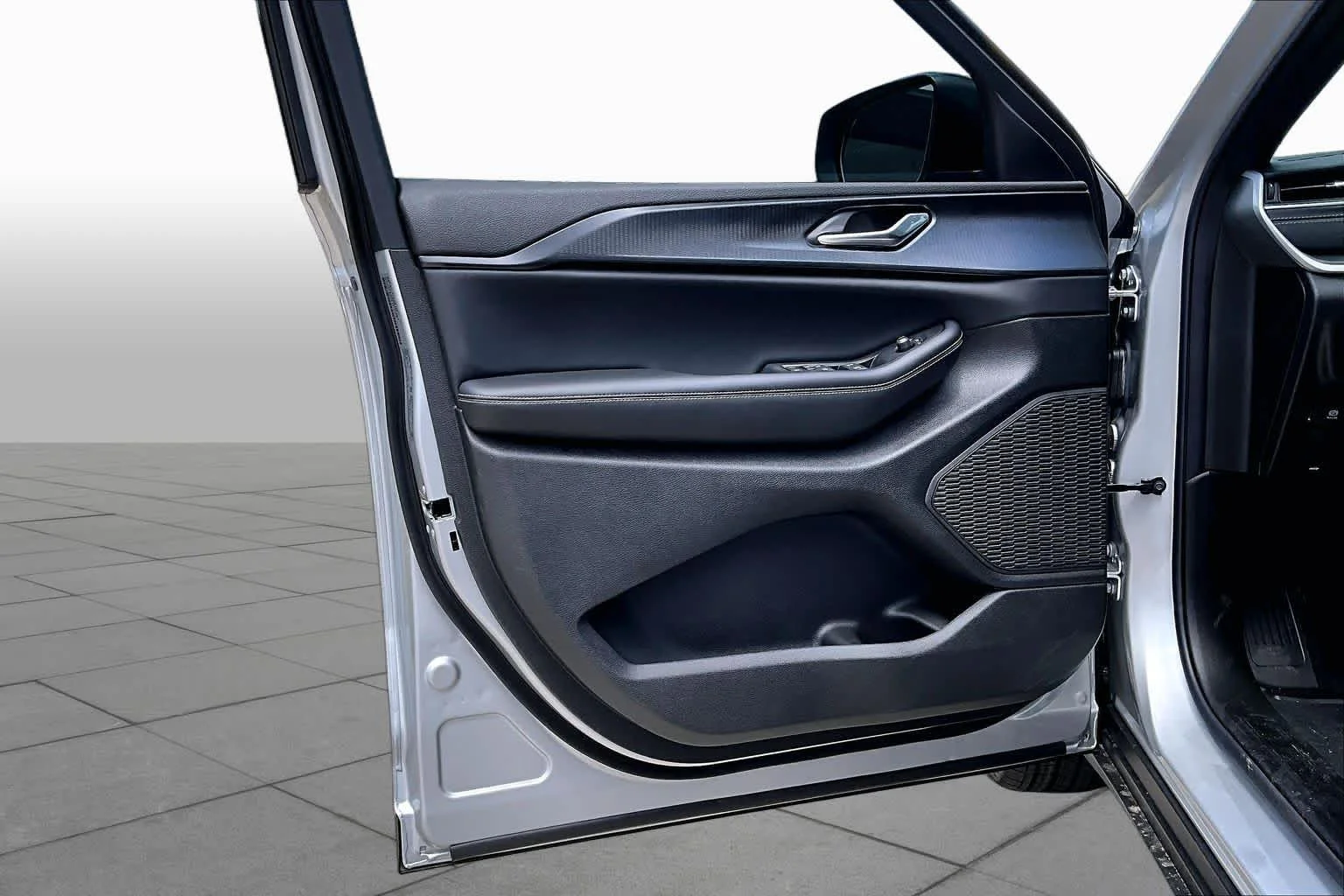 New 2026 Silver Zynith Exterior Paint Jeep Laredo image 10