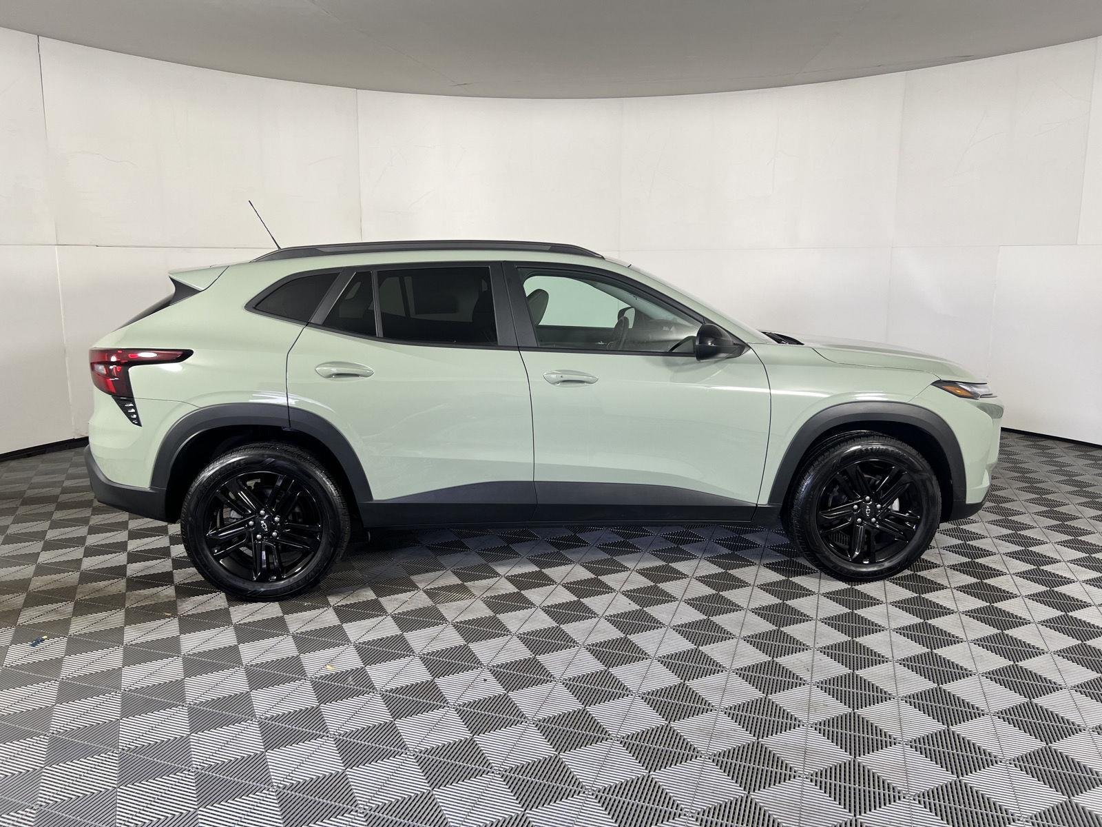 Used 2025 Cacti Green Chevrolet ACTIV image 28