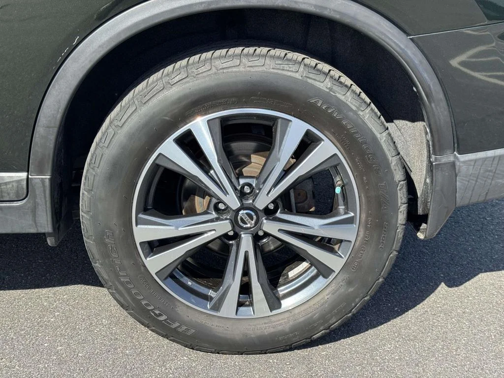 Used 2018 Green Nissan SL image 12