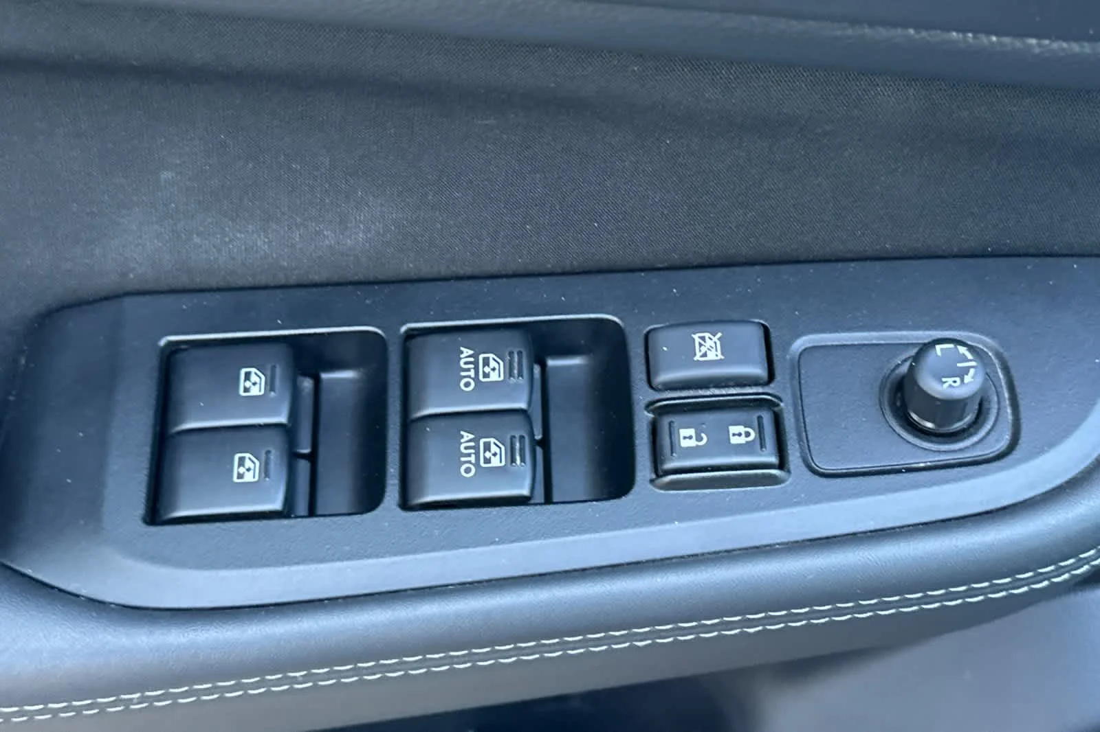Used 2018 Twilight Blue Metallic Subaru Premium image 11