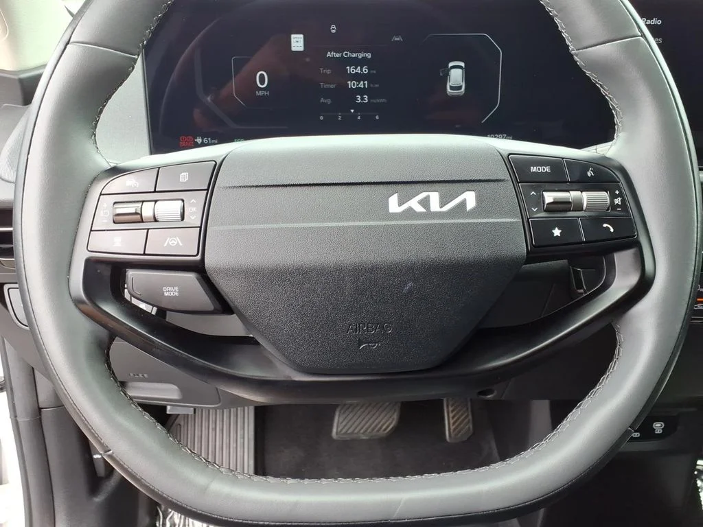 Certified Used 2025 White Kia Light image 23