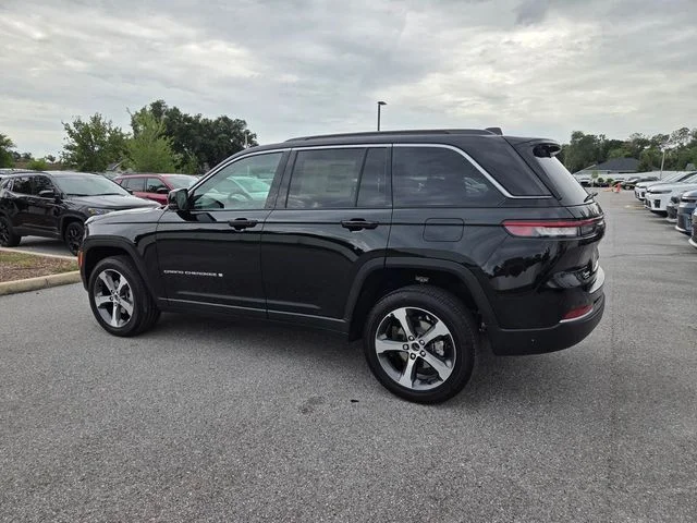 New 2026 Diamond Black Crystal Pearl-Coat Exterior Paint Jeep Limited image 10