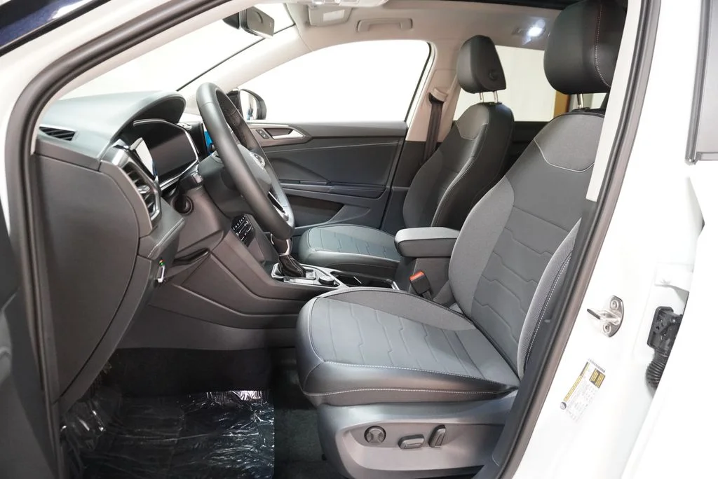 New 2027 Pure White w/Deep Black Roof Volkswagen 1.5T SE Black image 10