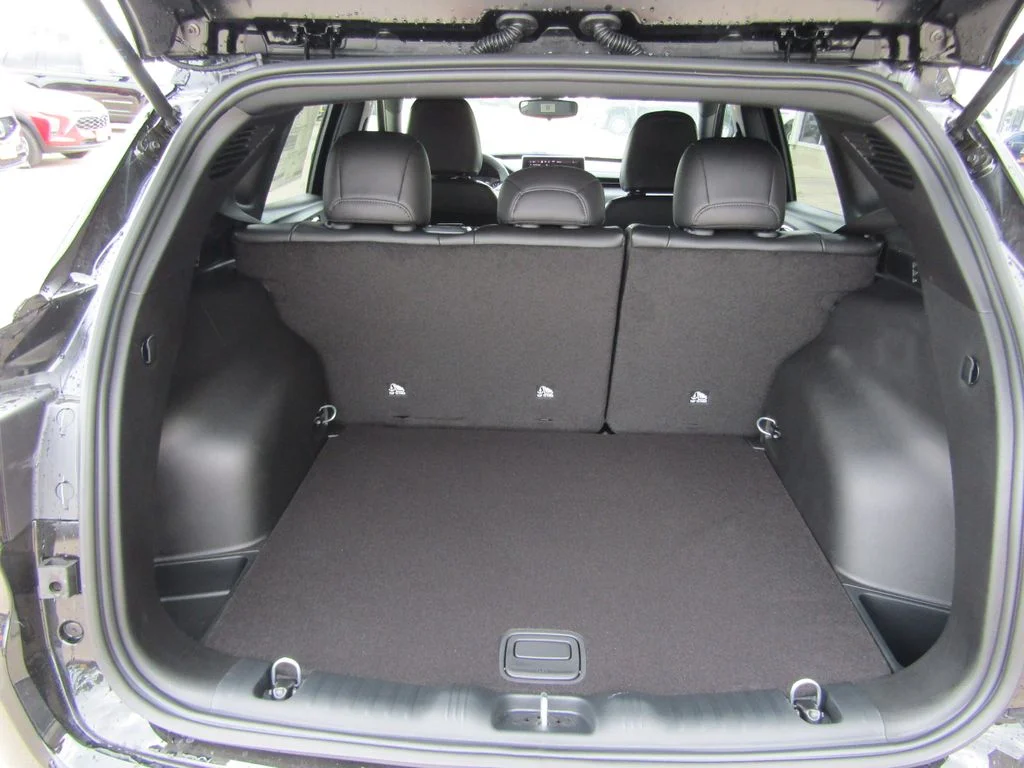 New 2026 Diamond Black Crystal Pearlcoat Jeep Latitude image 31