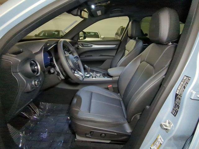 New 2025 Moonlight Gray Metallic Exterior Paint Alfa Romeo  image 13